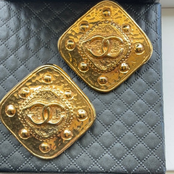 CHANEL Vintage 1995 Gold Tone Filigree Clip-on Earrings - Picture 1 of 4